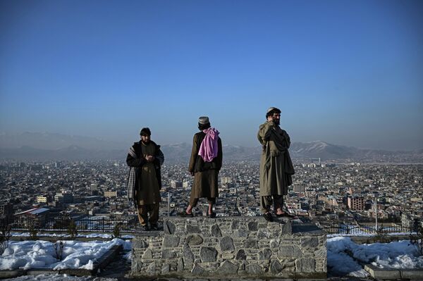 Бойцы Талибана* на холме в районе Вазир-Акбар-Хан в Кабуле