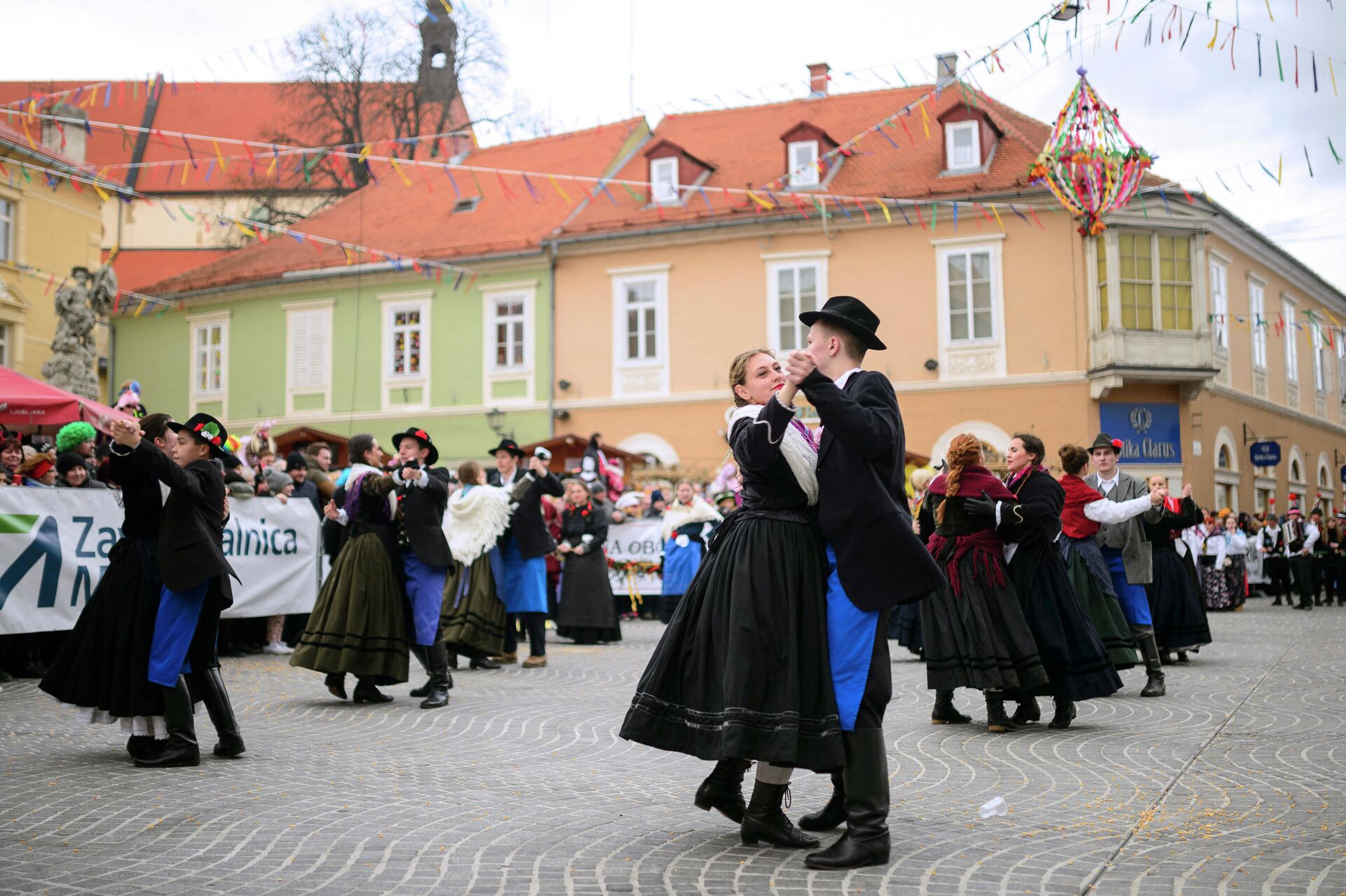 Люди в традиционных словенских костюмах танцуют во время карнавала в городе Птуй - РИА Новости, 1920, 13.01.2022