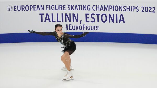 Анна Щербакова (Россия) выступает с короткой программой в женском одиночном катании на чемпионате Европы по фигурному катанию в Таллине.