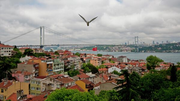 Мост через пролив Босфор, соединяющий азиатскую и европейскую части города Стамбула
