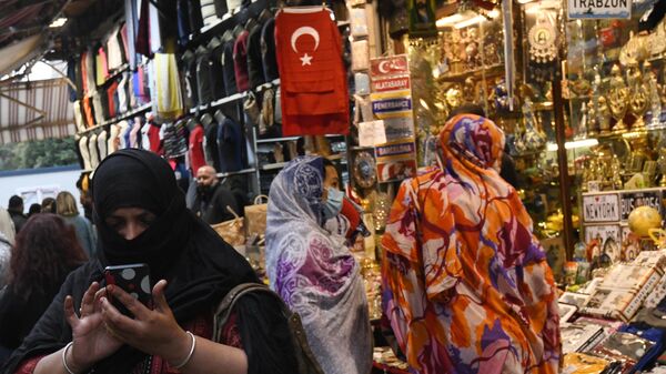 Покупательницы на одном из рынков Стамбула