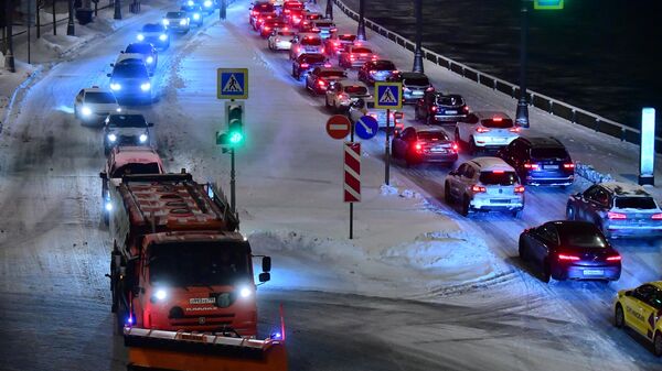 Машины на дороге в Москве
