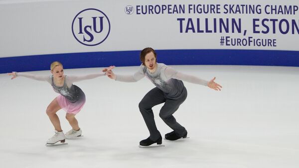 Евгения Тарасова и Владимир Морозов (Россия) выступают с произвольной программой в соревнованиях пар на чемпионате Европы по фигурному катанию в Таллине.