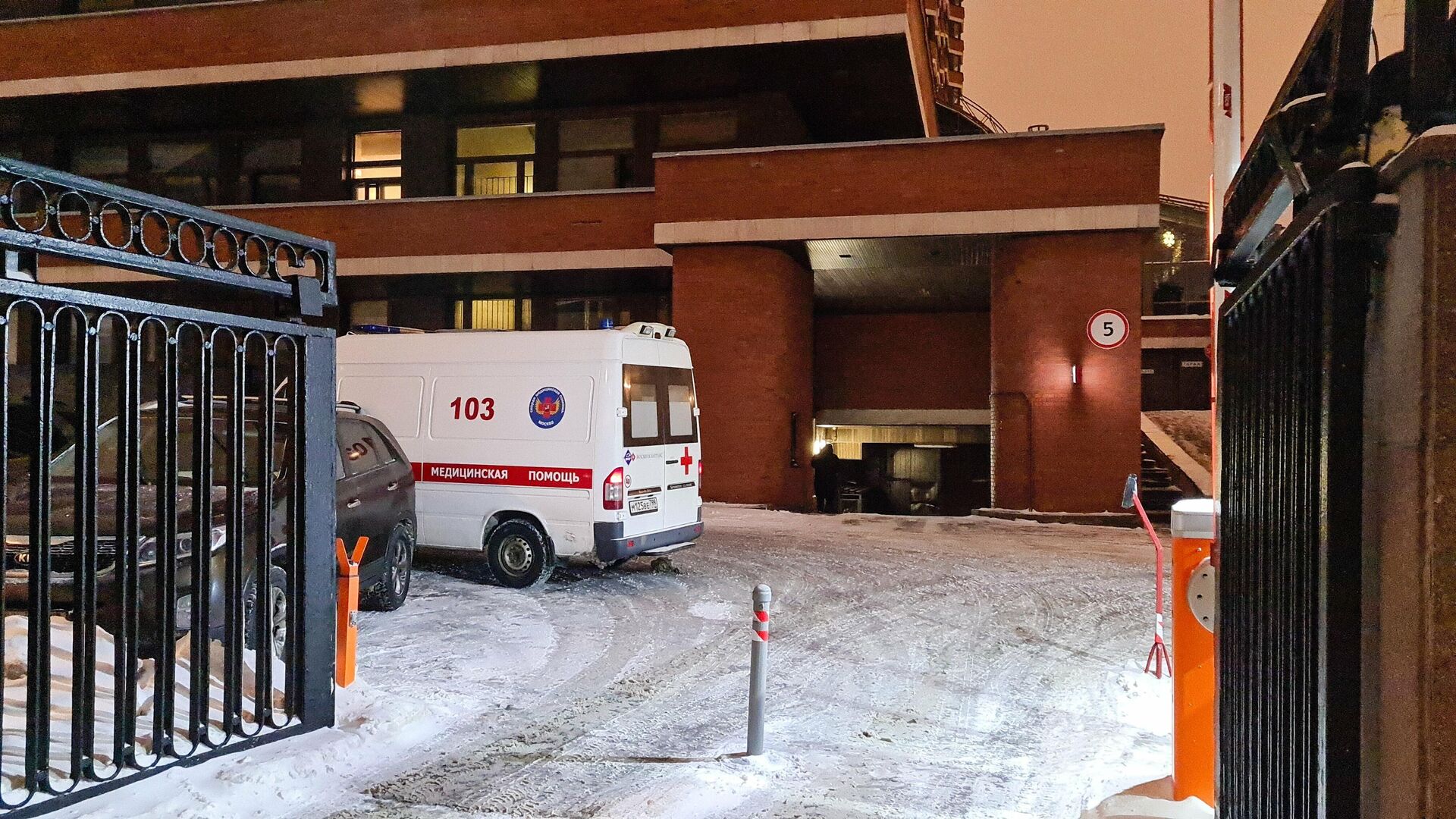 Оперативные службы на месте гибели двух рабочих при падении лифта в Президент-Отеле в центре Москвы - РИА Новости, 1920, 13.01.2022