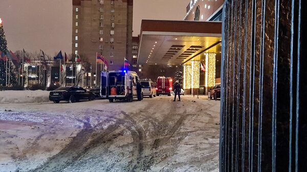 Оперативные службы на месте гибели двух рабочих при падении лифта в Президент-Отеле в центре Москвы