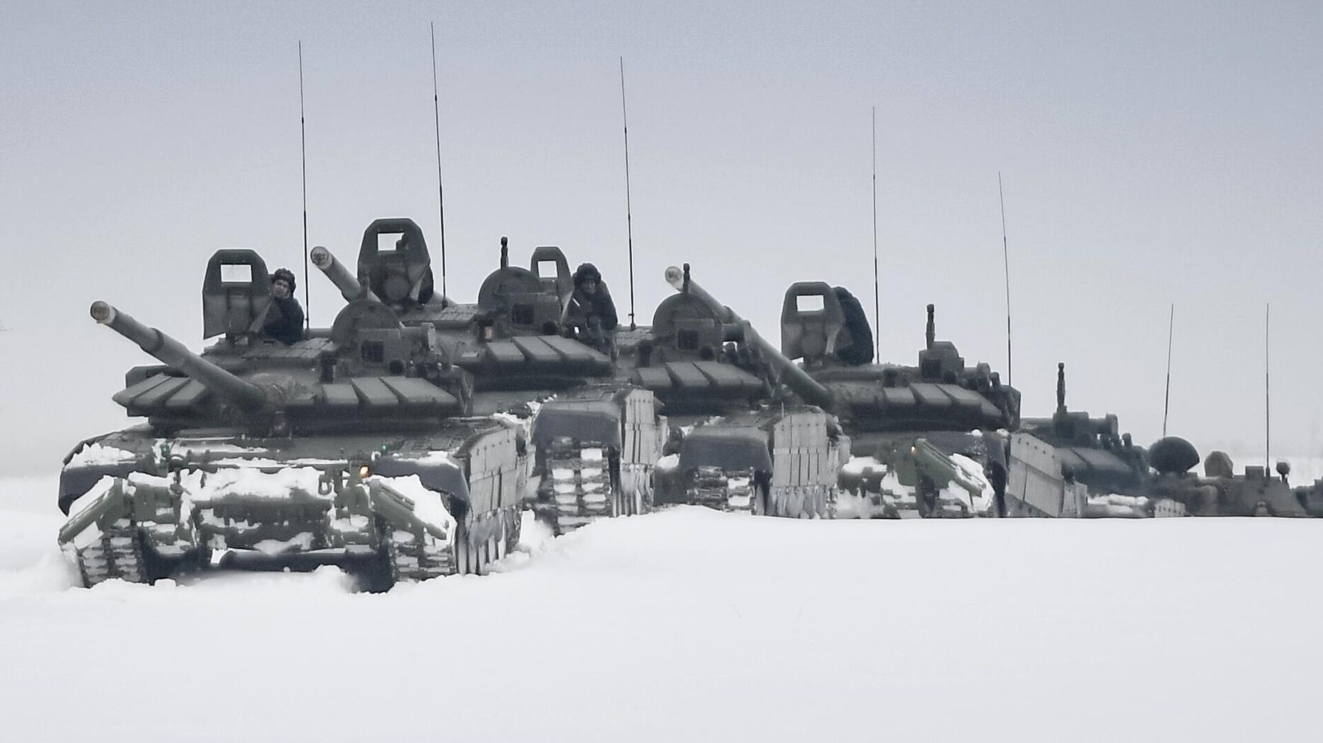Колонна танков Т-72Б3 во время военных учений  - РИА Новости, 1920, 03.02.2022
