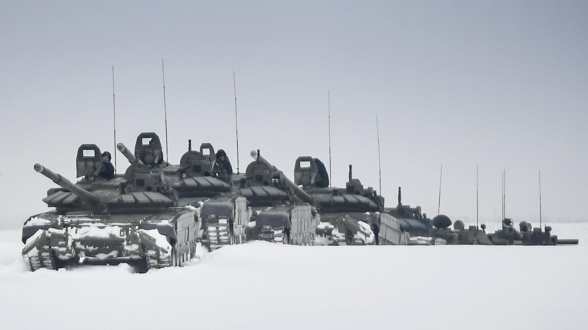 Колонна танков Т-72Б3 во время военных учений  - РИА Новости, 1920, 14.01.2022