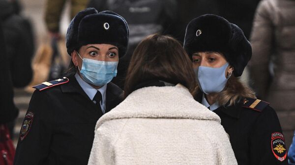 Сотрудницы полиции во время рейда по соблюдению пассажирами масочного режима в метро на станции Красный проспект в Новосибирске