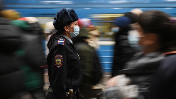 Сотрудница полиции во время рейда по соблюдению пассажирами масочного режима в метро на станции Красный проспект в Новосибирске