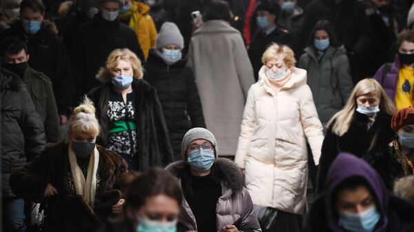 Пассажиры в защитных масках на станции Красный проспект в Новосибирске