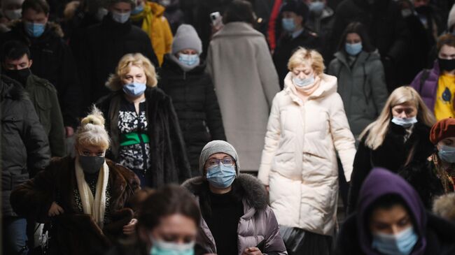 Пассажиры в защитных масках на станции Красный проспект в Новосибирске