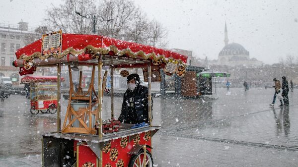 Уличный торговец  во время снегопада в Стамбуле 