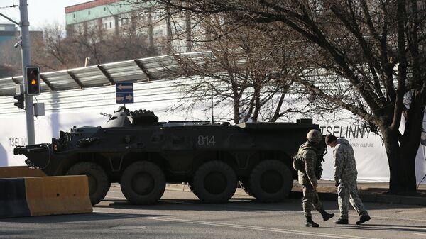 БТР и казахстанские военнослужащие на улицах Алма-Аты