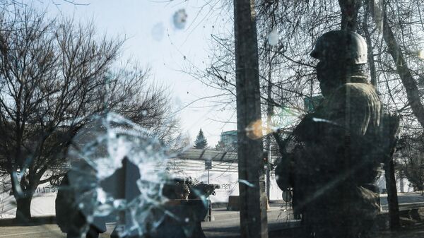 Военнослужащий на улице в Алма-Ате