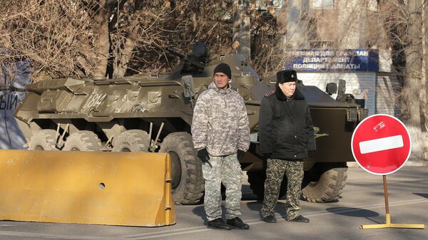 Военнослужащие воздушно-десантных войск охраняют Департамент полиции в Алма-Ате