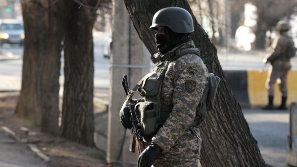 Военнослужащие на улице в Алма-Ате