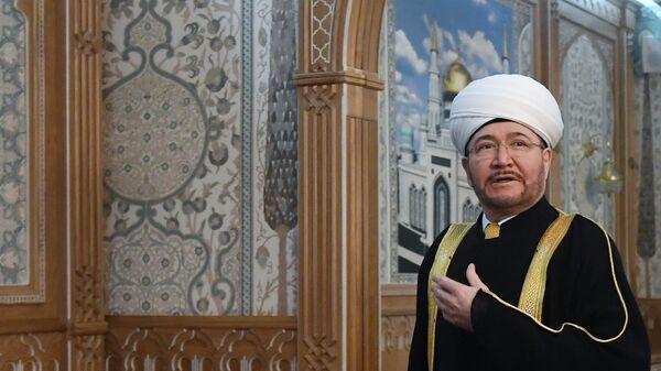 Председатель Совета муфтиев России шейх Равиль Гайнутдин перед началом пленарного заседания в Московской Соборной мечети