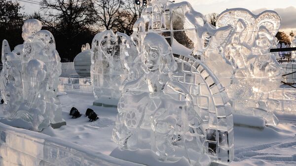 Ледяная скульптура София Прекрасная на международном фестивале Снег и лед в Парке Горького