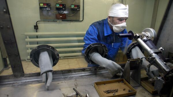 Рабочий во время работы с высокообогащенным ураном на Ульбинском металлургическом заводе в городе Усть-Каменогорск на востоке Казахстана