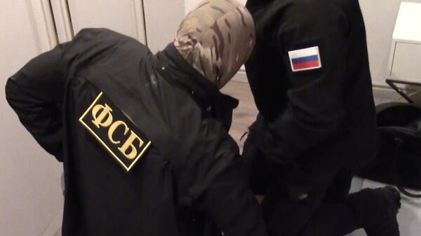 Сотрудники ФСБ задерживают члена организованного преступного сообщества REvil (скриншот видео)