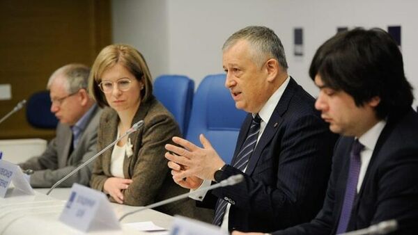 Губернатор Ленинградской области Александр Дрозденко во время пресс-конференции