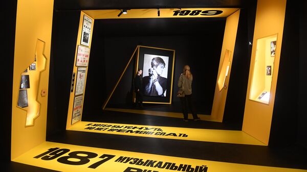Посетители на выставке-байопике Виктор Цой. Путь героя в Центральном выставочном зале Манеж в Москве. 