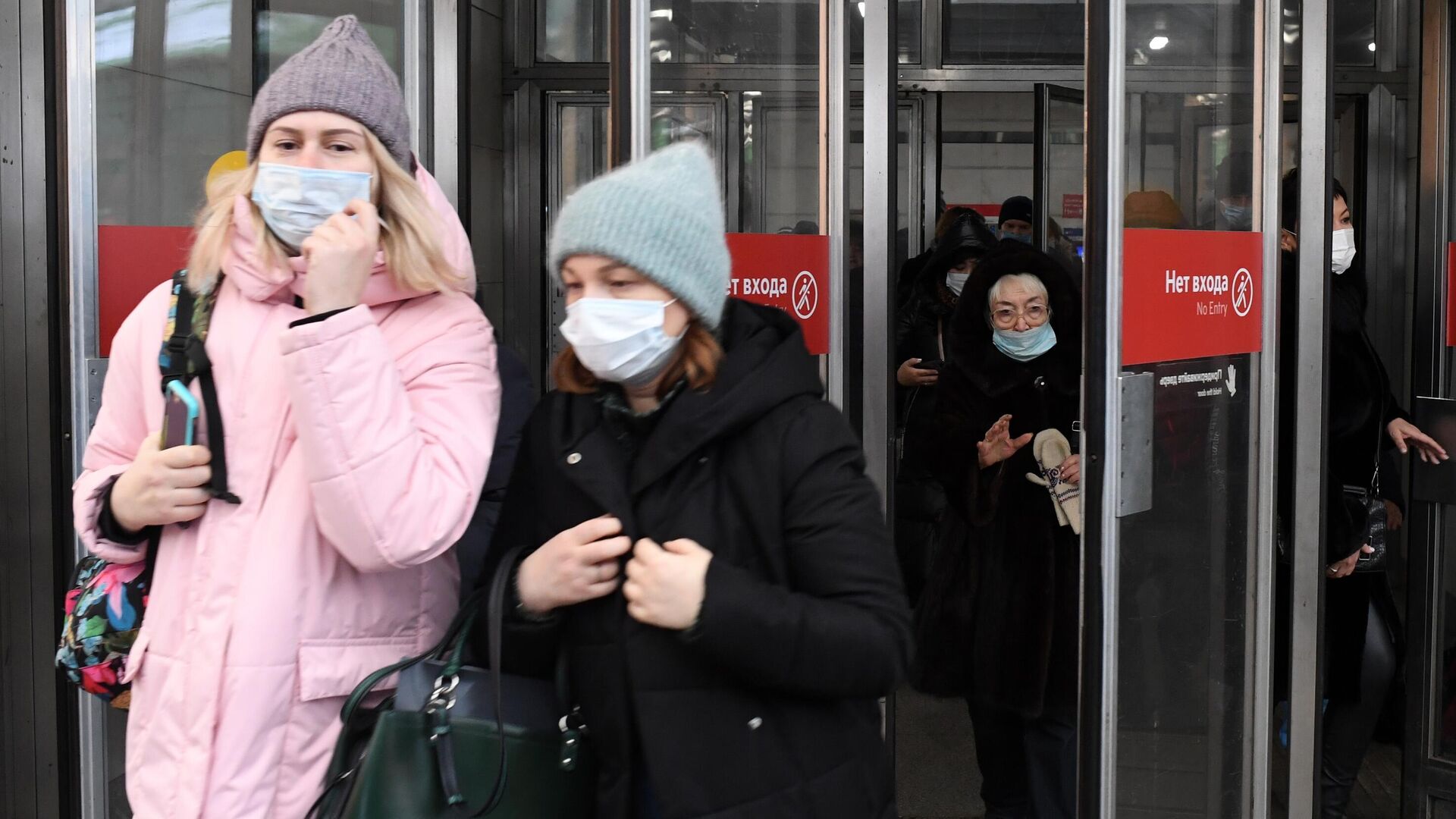 Люди в медицинских масках выходят из вестибюля одной из станций Московского метрополитена - РИА Новости, 1920, 03.02.2022