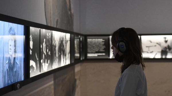 Посетительница на выставке-байопике Виктор Цой. Путь героя в Центральном выставочном зале Манеж в Москве