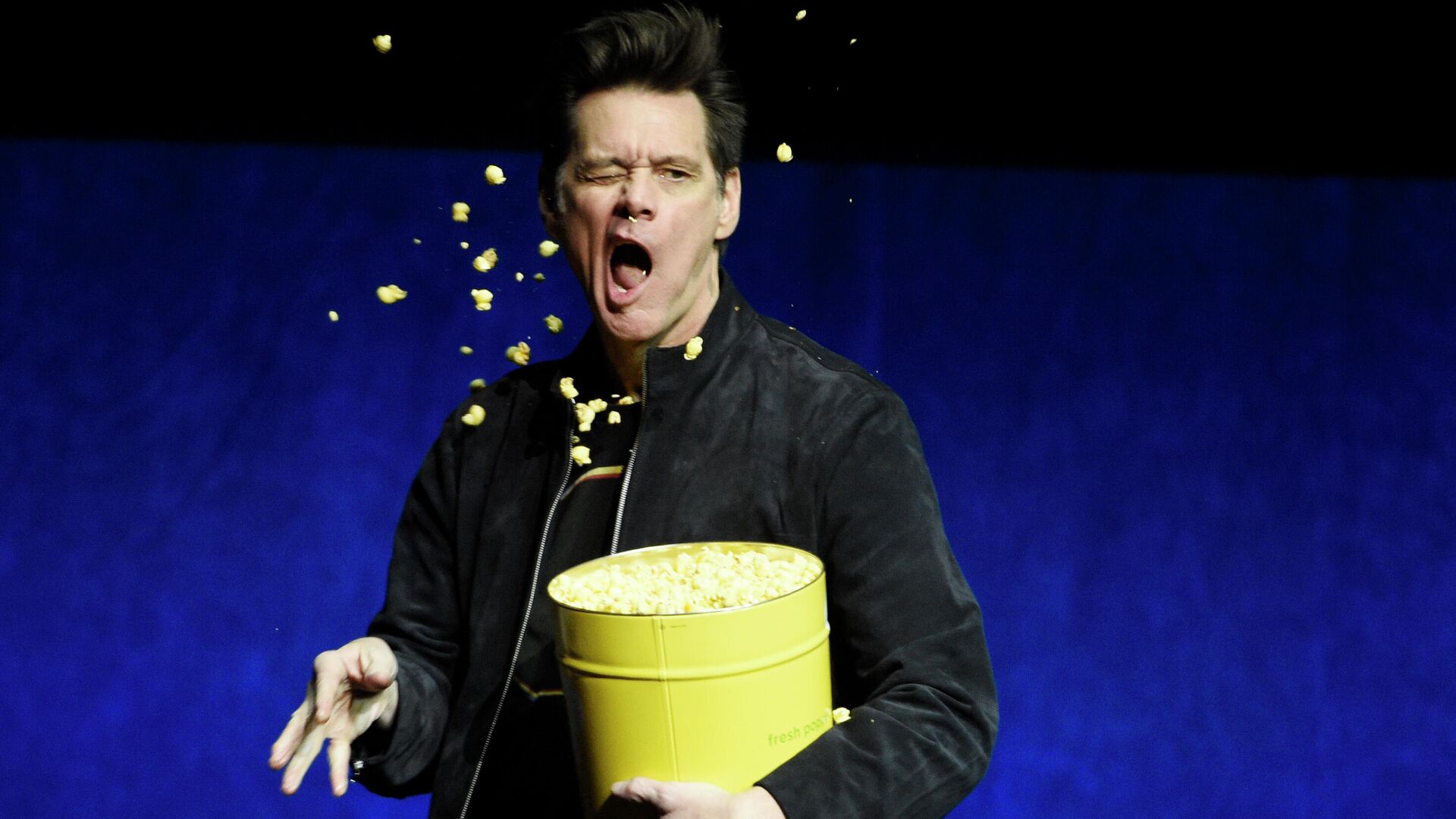 Актер Джим Керри раскидывает попкорн на премьере фильма Соник в кино в Лас-Вегасе, 2019 год  - РИА Новости, 1920, 17.01.2022