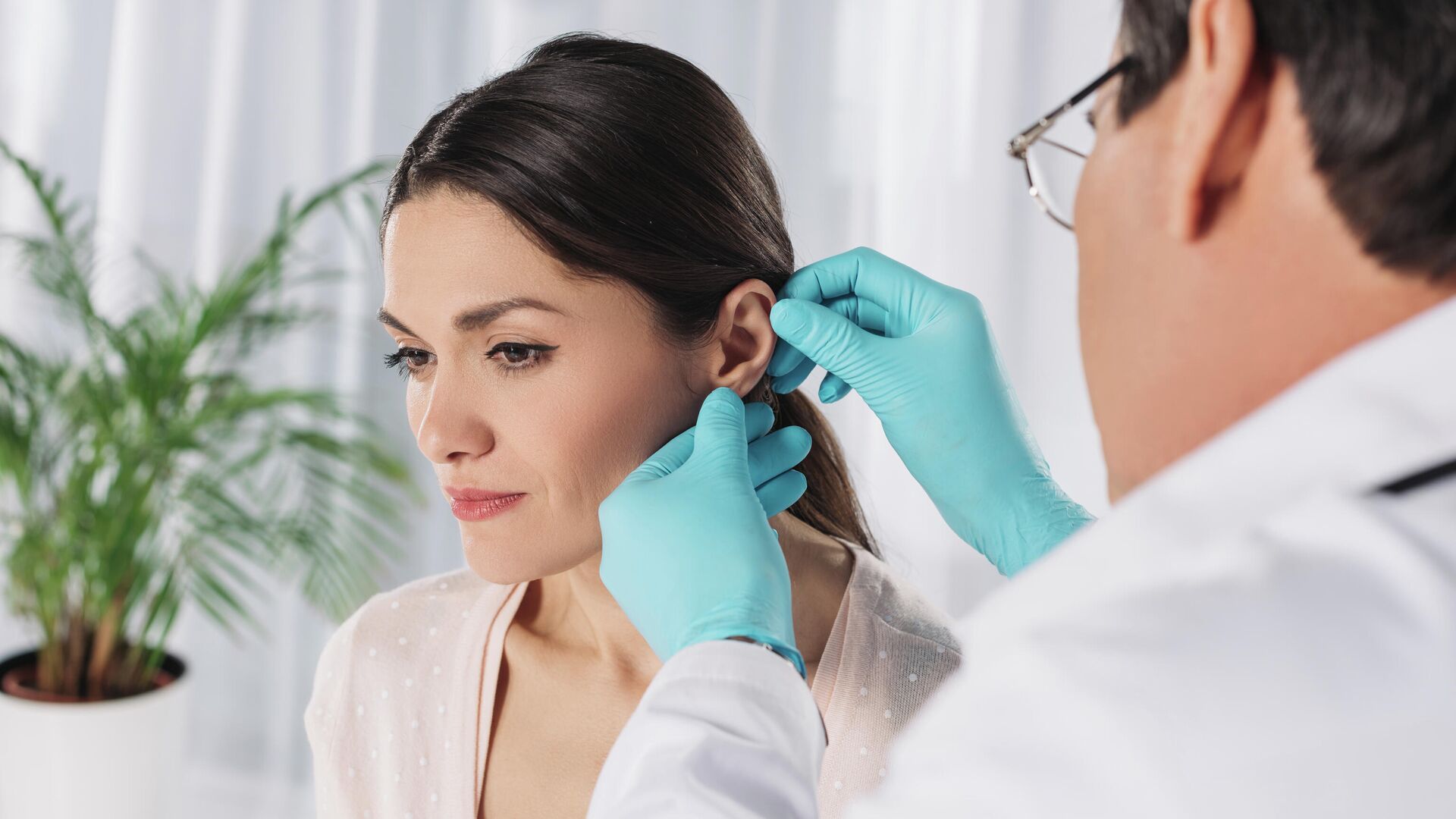 Потеря слуха на одно ухо – диагностика и коррекция