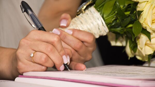 Невеста подписывает брачный договор