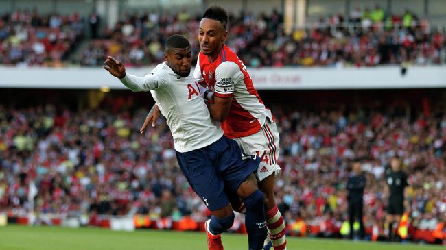 Tottenham Hotspur's Brazilian defender Emerson Royal (L) vies with Arsenal's Gabonese striker Pierre-Emerick Aubameyang (R) during the English Premier League football match between Arsenal and Tottenham Hotspur at the Emirates Stadium in London on September 26, 2021. (Photo by Ian KINGTON / IKIMAGES / AFP) / RESTRICTED TO EDITORIAL USE. No use with unauthorized audio, video, data, fixture lists, club/league logos or 'live' services. Online in-match use limited to 45 images, no video emulation. No use in betting, games or single club/league/player publications.