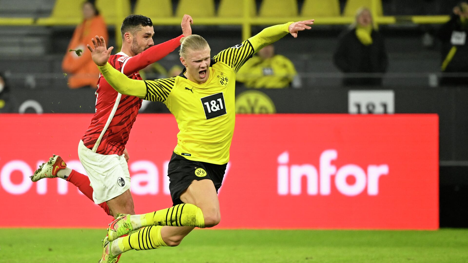 Freiburg's German defender Manuel Gulde (L) and Dortmund's Norwegian forward Erling Braut Haaland vie for the ball during the German first division Bundesliga football match between Borussia Dortmund v SC Freiburg in Dortmund, western Germany on January 14, 2022. (Photo by Ina Fassbender / AFP) / DFL REGULATIONS PROHIBIT ANY USE OF PHOTOGRAPHS AS IMAGE SEQUENCES AND/OR QUASI-VIDEO - РИА Новости, 1920, 15.01.2022