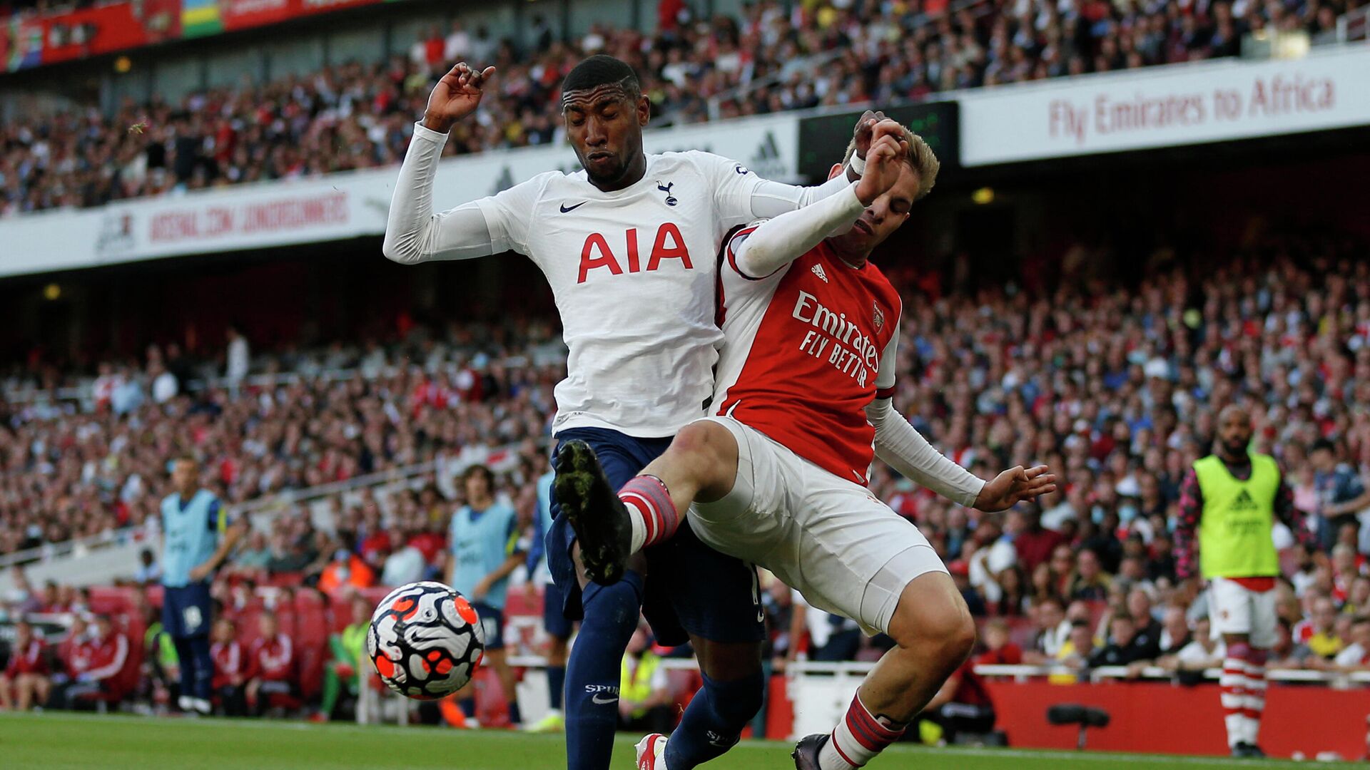 Tottenham Hotspur's Brazilian defender Emerson Royal (L) vies with Arsenal's English midfielder Emile Smith Rowe (R) during the English Premier League football match between Arsenal and Tottenham Hotspur at the Emirates Stadium in London on September 26, 2021. (Photo by Ian KINGTON / IKIMAGES / AFP) / RESTRICTED TO EDITORIAL USE. No use with unauthorized audio, video, data, fixture lists, club/league logos or 'live' services. Online in-match use limited to 45 images, no video emulation. No use in betting, games or single club/league/player publications. - РИА Новости, 1920, 15.01.2022