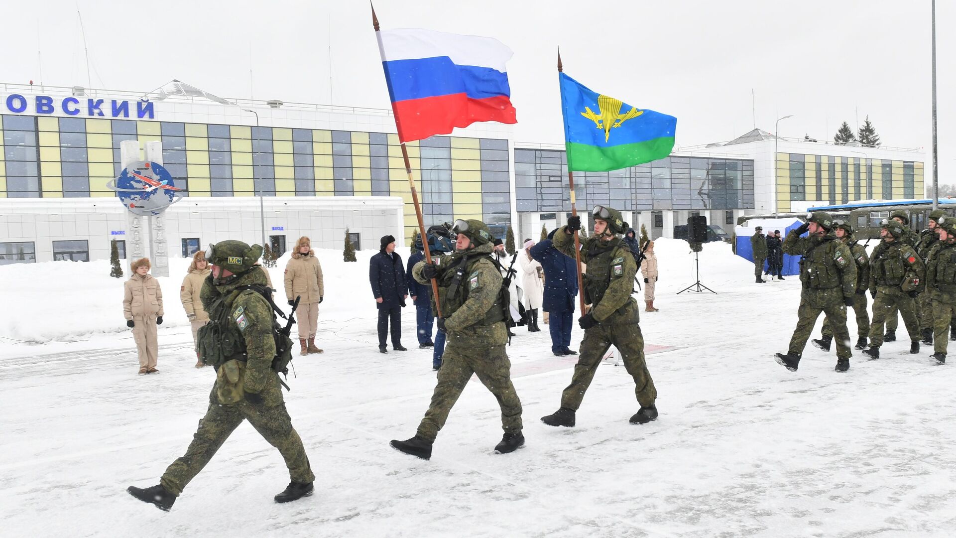 Военнослужащие РФ контингента миротворческих сил ОДКБ на аэродроме Чкаловский в Московской области - РИА Новости, 1920, 19.01.2022