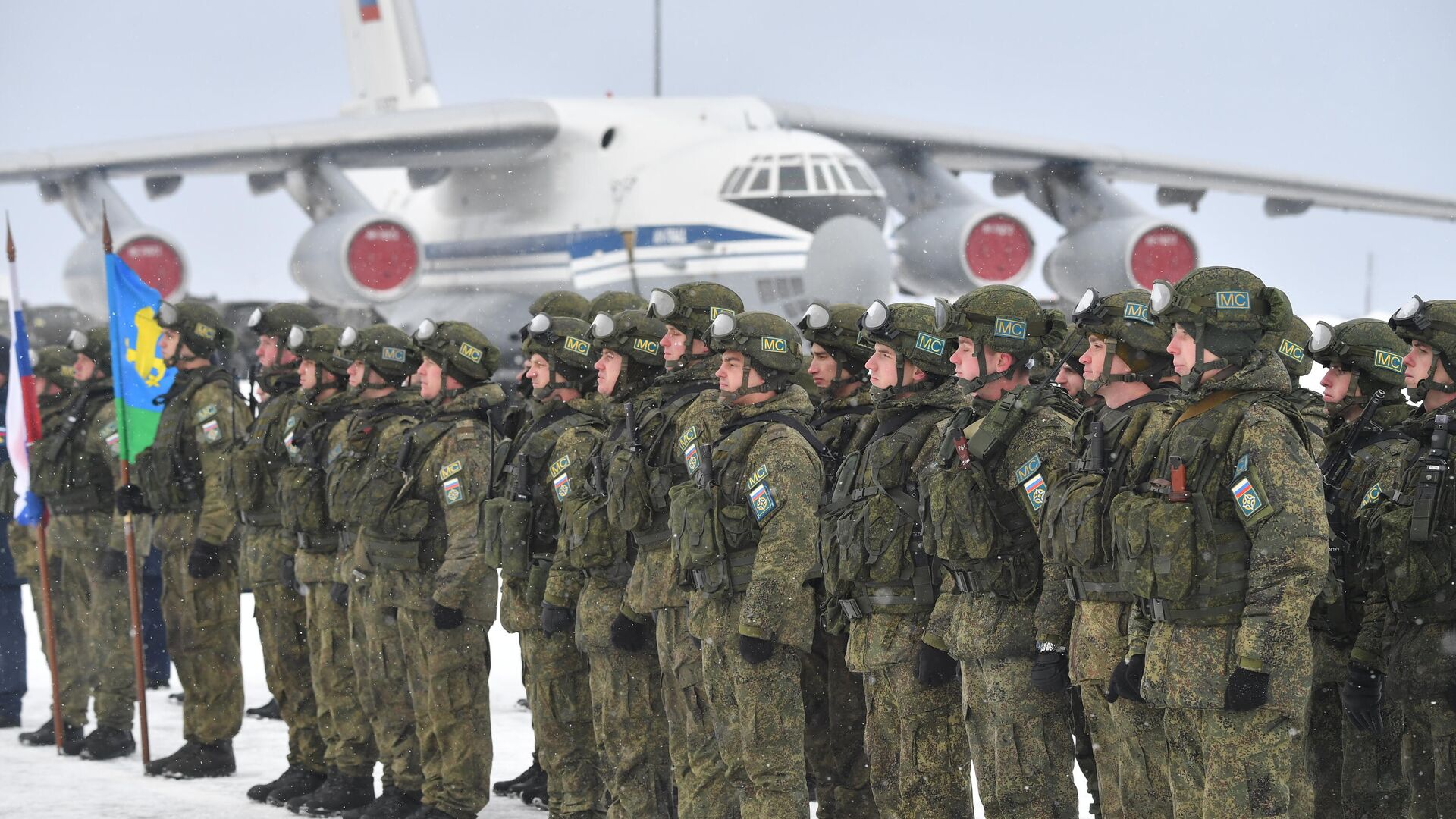 Военнослужащие России контингента миротворческих сил ОДКБ на аэродроме Чкаловский в Московской области - РИА Новости, 1920, 19.01.2022