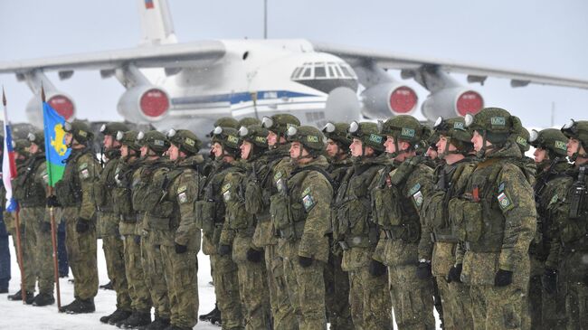 Военнослужащие РФ контингента миротворческих сил ОДКБ на аэродроме Чкаловский в Московской области