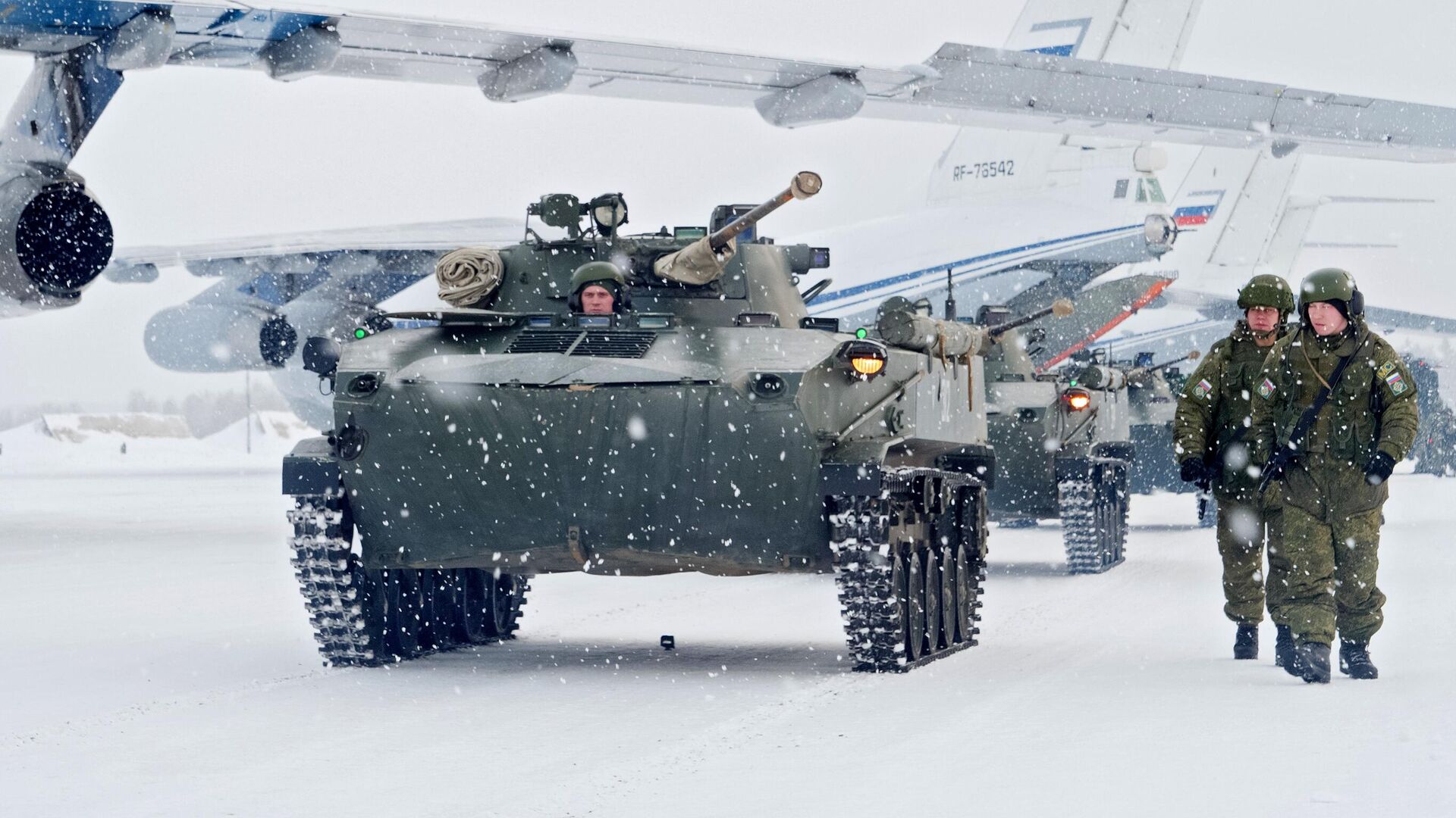 Российские военнослужащие из миротворческого контингента ОДКБ во время выгрузки из самолета военно-транспортной авиации ВКС РФ на аэродроме Иваново-Северный - РИА Новости, 1920, 09.02.2022