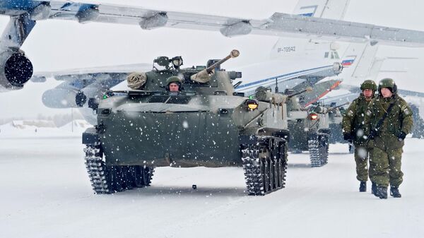 Российские военнослужащие из миротворческого контингента ОДКБ во время выгрузки из самолета