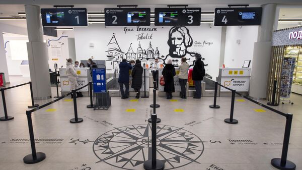 Пассажиры у стойки регистрации в аэропорту Ремезов в Тобольске