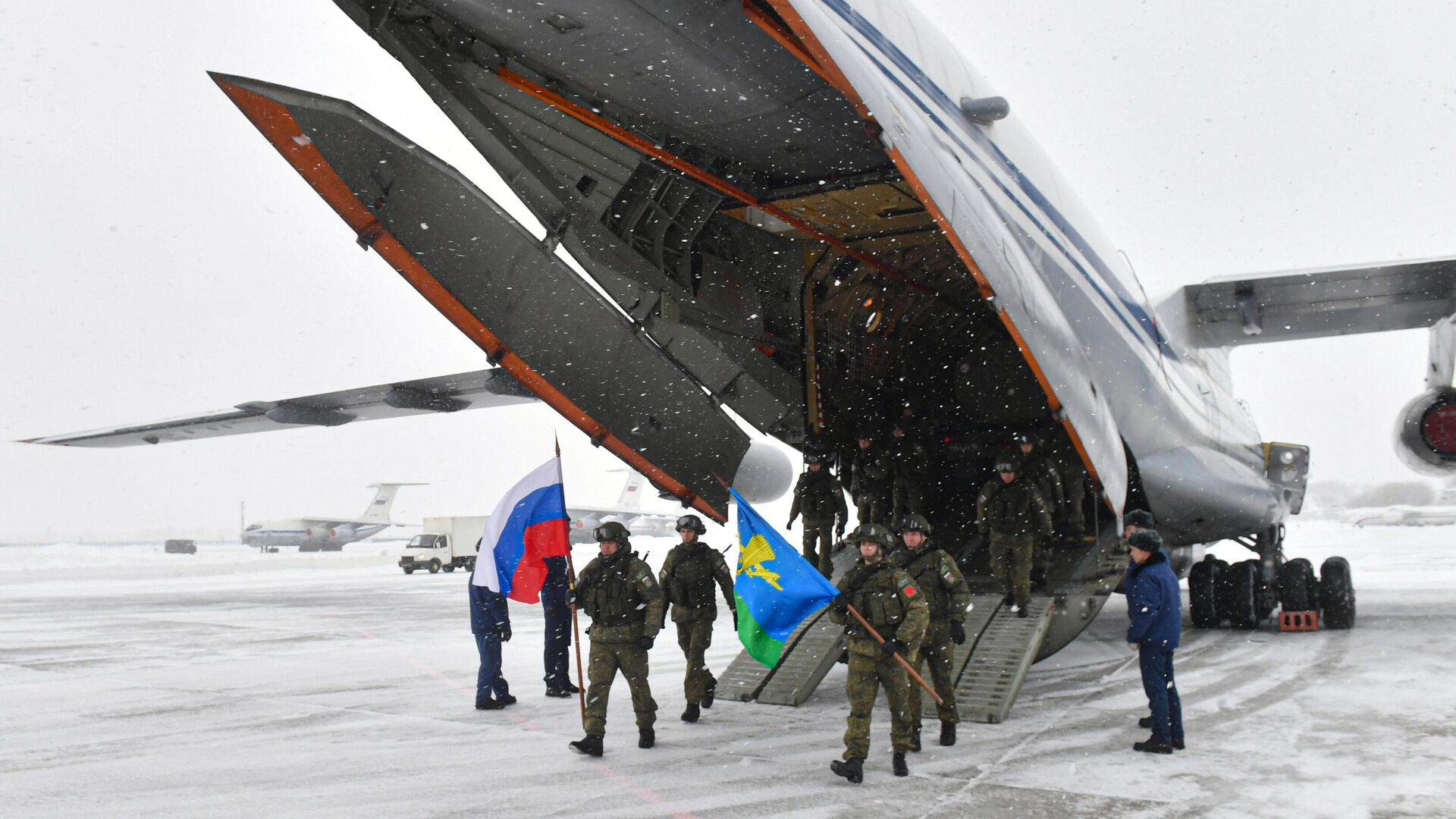 Военнослужащие РФ контингента миротворческих сил ОДКБ на аэродроме Чкаловский в Московской области, вернувшиеся после выполнения задач в Республике Казахстан - РИА Новости, 1920, 25.01.2022