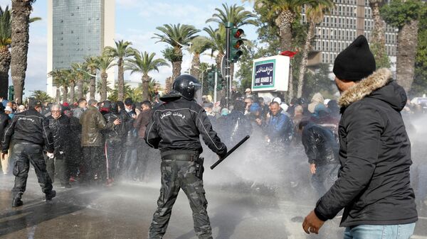 Сотрудники полиции и участники несанкционированной акции протеста в Тунисе