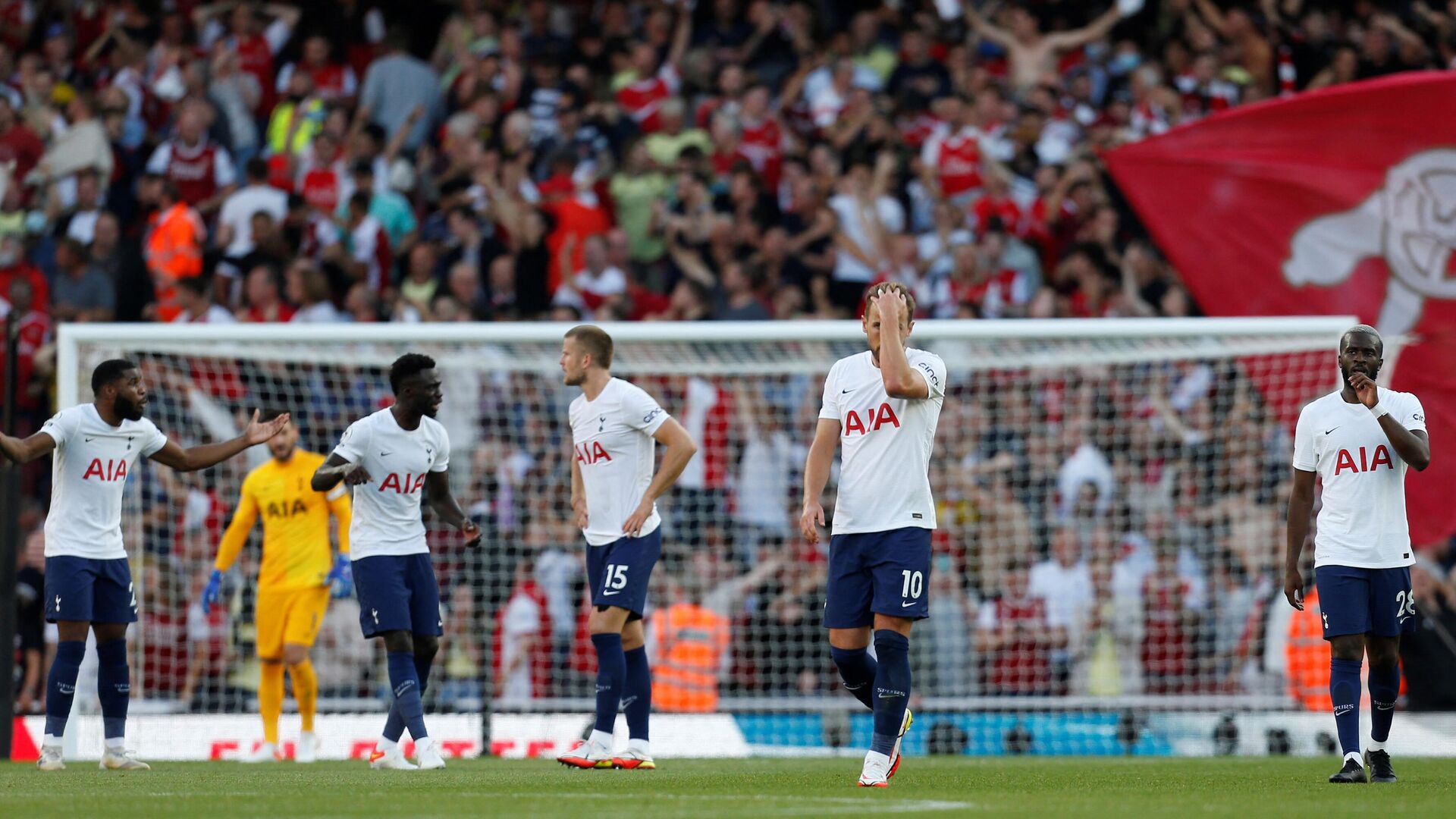 Tottenham Hotspur's English striker Harry Kane (C) and teammates react after conceding a third goal during the English Premier League football match between Arsenal and Tottenham Hotspur at the Emirates Stadium in London on September 26, 2021. (Photo by Ian KINGTON / IKIMAGES / AFP) / RESTRICTED TO EDITORIAL USE. No use with unauthorized audio, video, data, fixture lists, club/league logos or 'live' services. Online in-match use limited to 45 images, no video emulation. No use in betting, games or single club/league/player publications. - РИА Новости, 1920, 15.01.2022