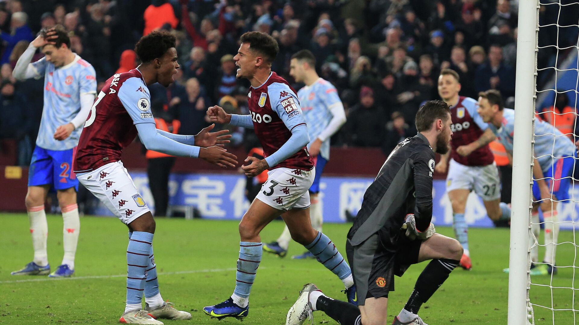 Aston Villa's Brazilian midfielder Philippe Coutinho (C) celebrates with teammates after scoring their second goal during the English Premier League football match between Aston Villa and Manchester Utd at Villa Park in Birmingham, central England on January 15, 2022. (Photo by Lindsey Parnaby / AFP) / RESTRICTED TO EDITORIAL USE. No use with unauthorized audio, video, data, fixture lists, club/league logos or 'live' services. Online in-match use limited to 120 images. An additional 40 images may be used in extra time. No video emulation. Social media in-match use limited to 120 images. An additional 40 images may be used in extra time. No use in betting publications, games or single club/league/player publications. /  - РИА Новости, 1920, 15.01.2022