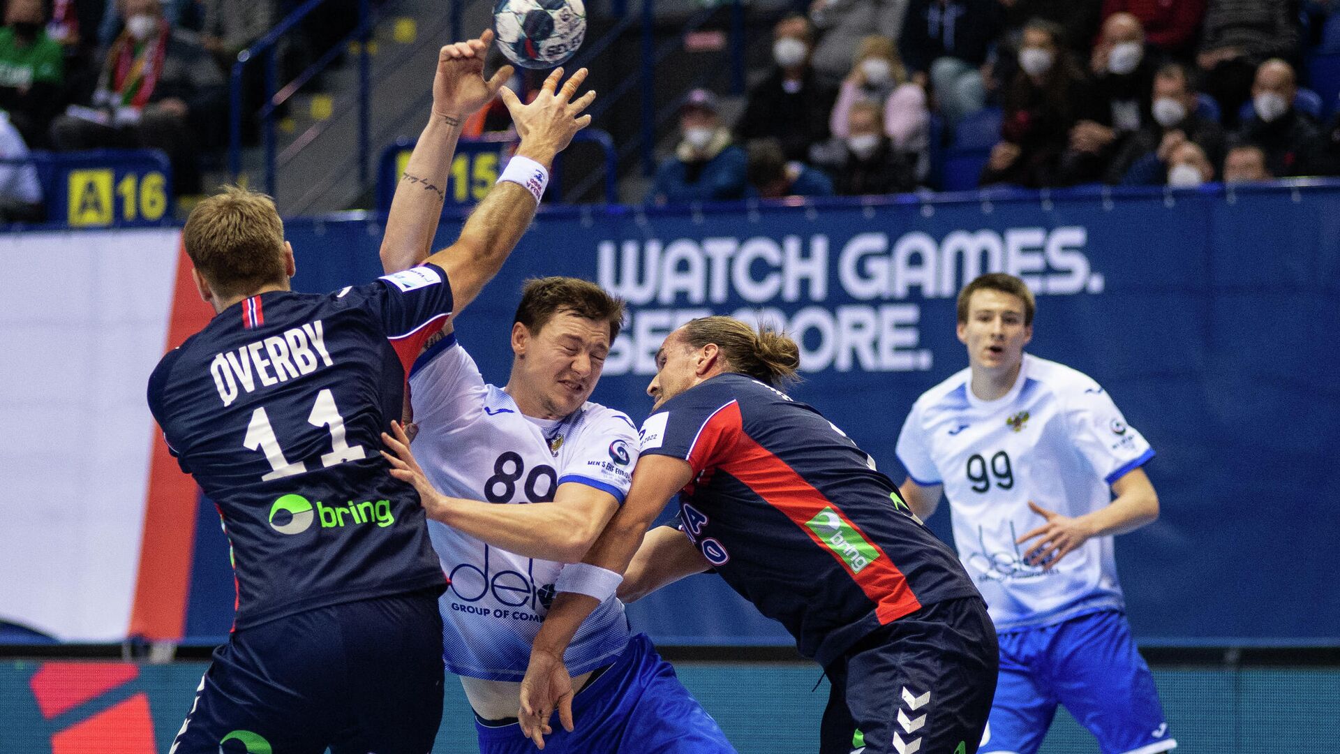 Norway's Petter Overby (L), Russia's Dmitry Zhitnikov (C) and Norway's Kent Robin Tonnesen vie for the ball during  the Men's European Handball Championship preliminary round match between Norway and Russia in Kosice, Slovakia on January 15, 2022. (Photo by PETER LAZAR / AFP) - РИА Новости, 1920, 16.01.2022