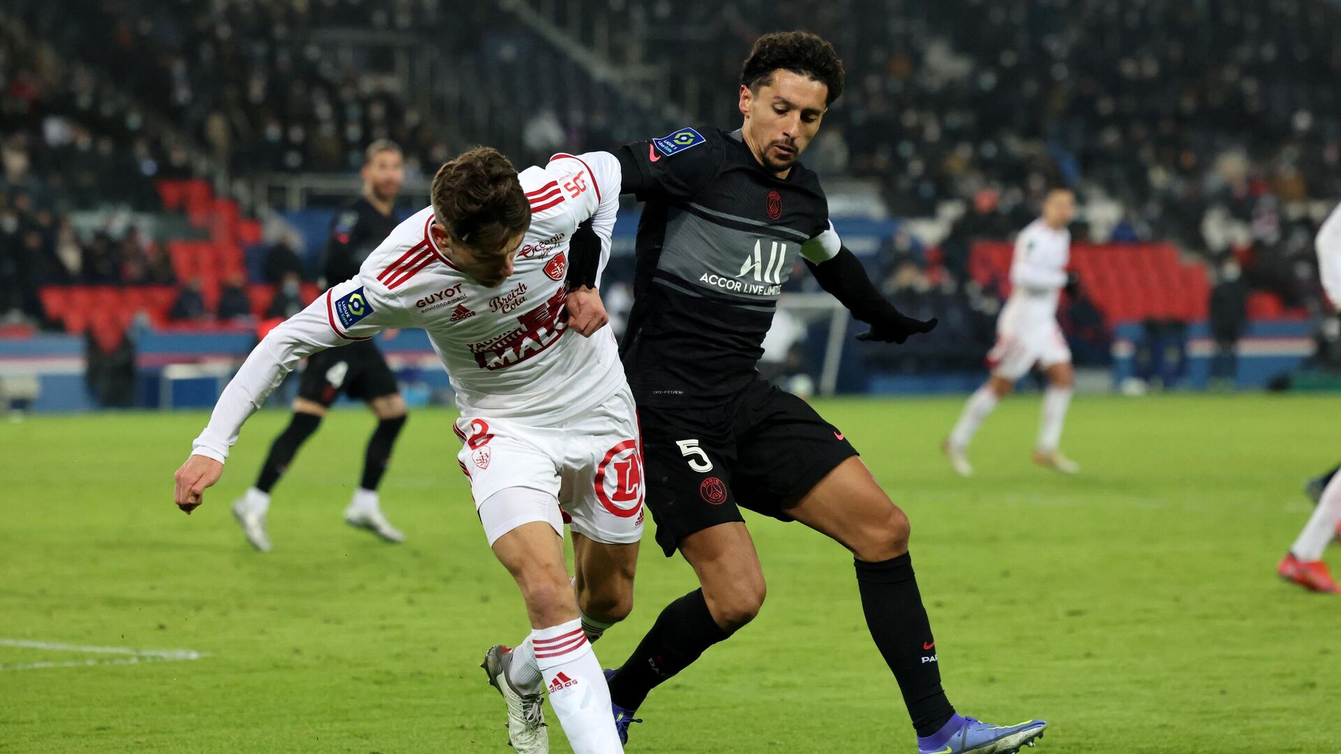 Paris Saint-Germain's Brazilian defender Marquinhos (R) fights for the ball during the French L1 football match between Paris Saint-Germain (PSG) and Stade Brestois 29 at the Parc des Princes stadium in Paris on January 15, 2022. (Photo by Thomas COEX / AFP) - РИА Новости, 1920, 16.01.2022