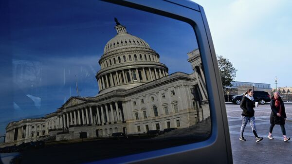 Отражение здания Капитолия США в окне автомобиля в Вашингтоне