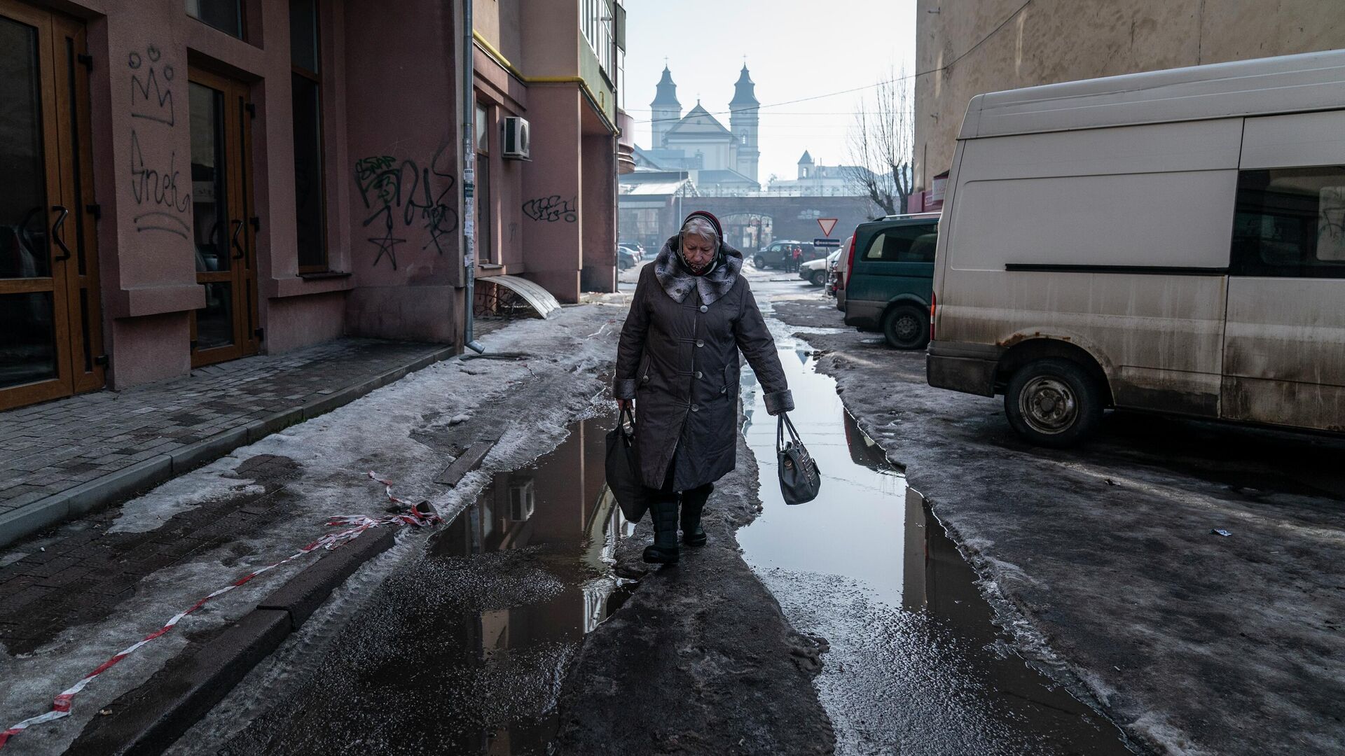 Женщина идет по пустой улице в Ивано-Франковске - РИА Новости, 1920, 29.12.2022