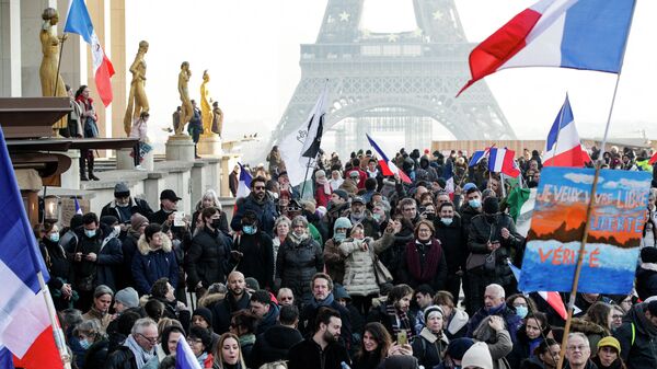 Демонстрация против ограничительных мер, связанных с пандемией Covid-19, на площади Трокадеро в Париже, 15 января 2022 года