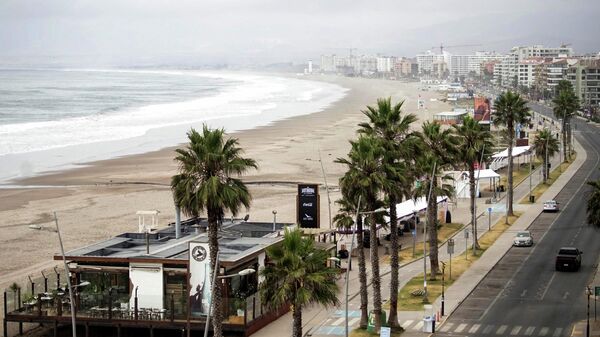 Пустой пляж в Чили после предупреждения об угрозе цунами